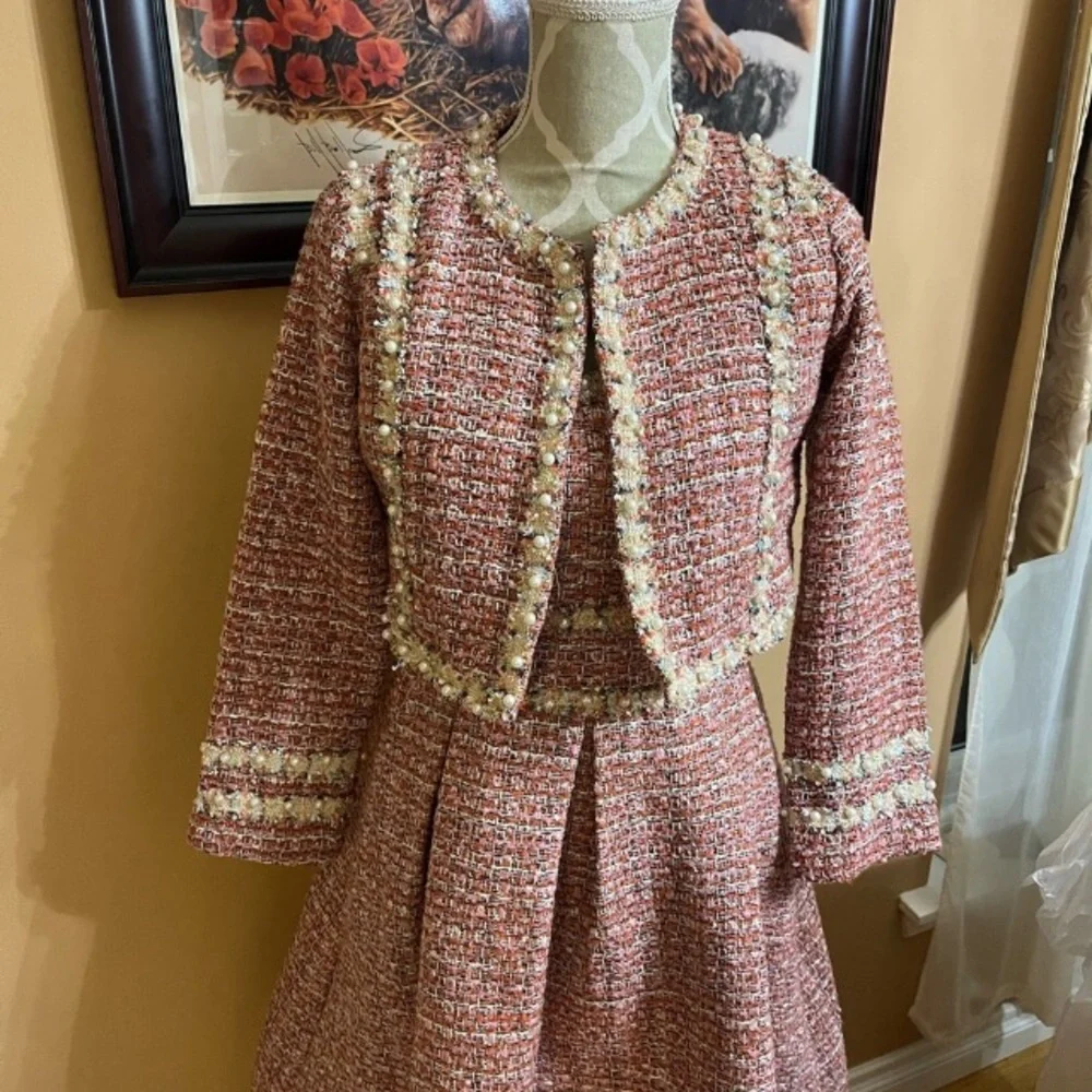 ⭐️SOLD⭐️Gorgeous tweed and pearl Jacket and Dress set - Picture 14 of 16